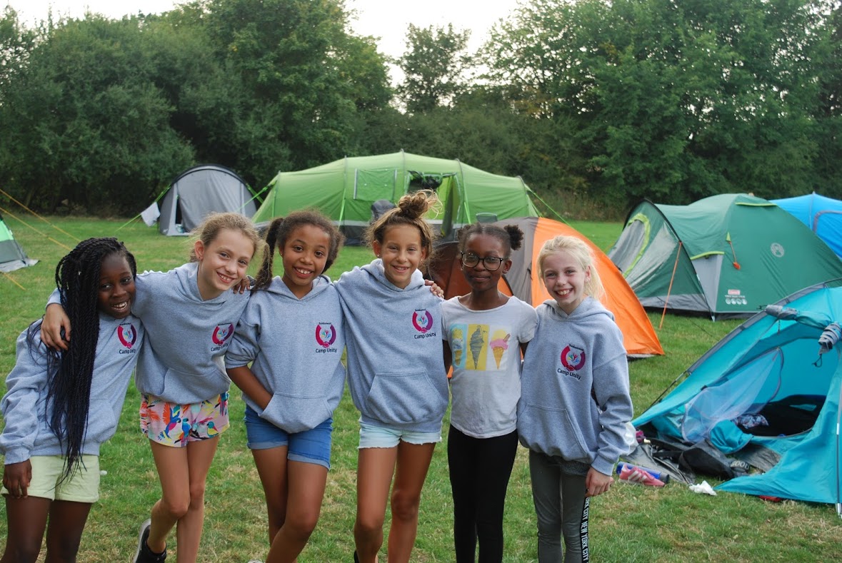 Campamento interreligioso de verano une a niños y padres