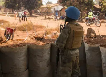 El personal de mantenimiento de la paz de la ONU permanece junto a la barrera de seguridad en la República Centroafricana