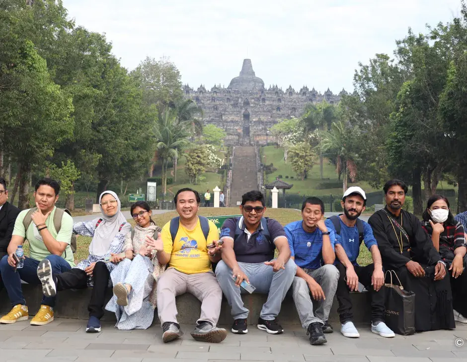 Los becados del sur y sureste de Asia del KAICIID (SSEA por sus siglas en inglés) visitan el mundialmente famoso Borobodur en Indonesia durante su formación de una semana en Yogyakarta (Foto: Yaakov Baruch)