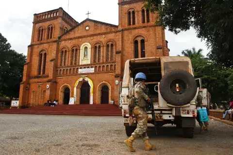 KAICIID: A UN peacekeeper loads a UN van outside the cathedral in Bangui, Central African Republic